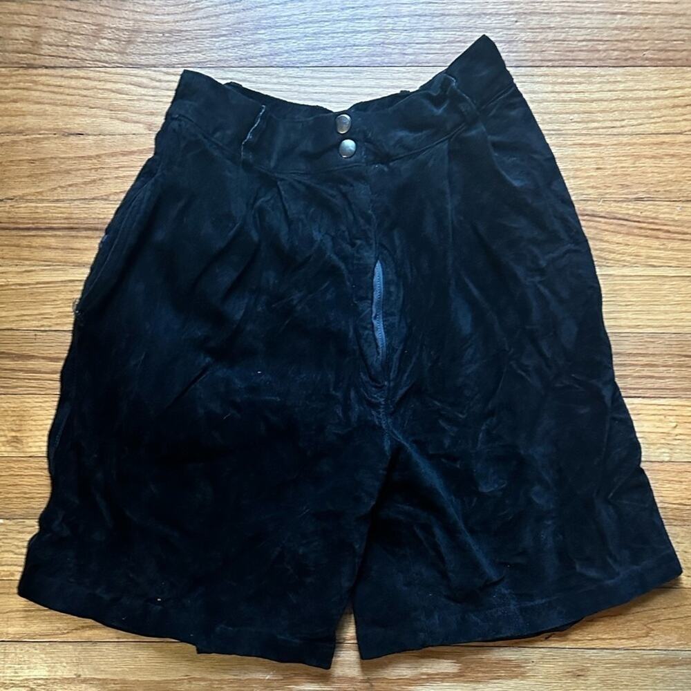 Vintage Margaret Godfrey Black Leather Shorts – High-Waisted, Classic Fit
